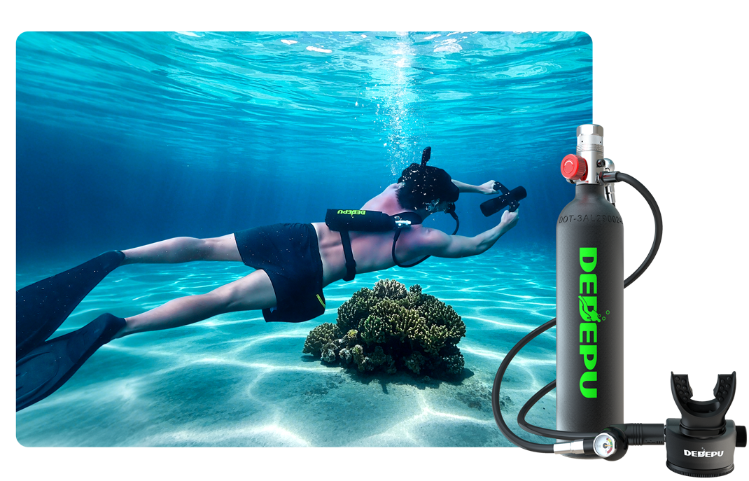 A diver is diving with a DEDEPU 1L mini scuba tank on his back.